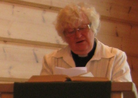 Rovasti Marjatta Koskenvesa saarnaa.